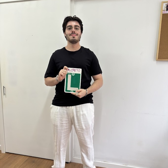 ¡Enhorabuena Jaume, Aida, Nicolás y Josep Maria! 🎊
¡Ya tenéis vuestro APTO en circulación! ✅🚘
Nos llena de orgullo ver cómo vuestro esfuerzo y constancia han dado sus frutos.
¡Ya sois oficialmente conductores! 🛣️💪🏼
Desde Autoescola LORETO os damos las gracias por confiar en nosotros para acompañaros en este camino. ¡Ahora a disfrutar de la carretera con responsabilidad y libertad! 💙
¿Y tú? ¿Aún sin carnet?
¡Te ayudamos a conseguirlo!
📍 Sitges - C/ de Rafael Llopart 20 (627 37 39 52)
📍 St Pere de Ribes - C/ Nou 34 Local 01 (628 26 58 21)
📍 Cunit - Av. Barcelona 71-73, Local 09 (690 12 99 02)
📲 Escríbenos por redes o WhatsApp
#AptoConseguido #NuevosConductores #FelicidadesJaumeAidaNicolásJosepMaria #CarnetConseguido #VamosPorElCarnet #Autoescuelaloreto #ExamenAprobado #OrgulloAutoescuela