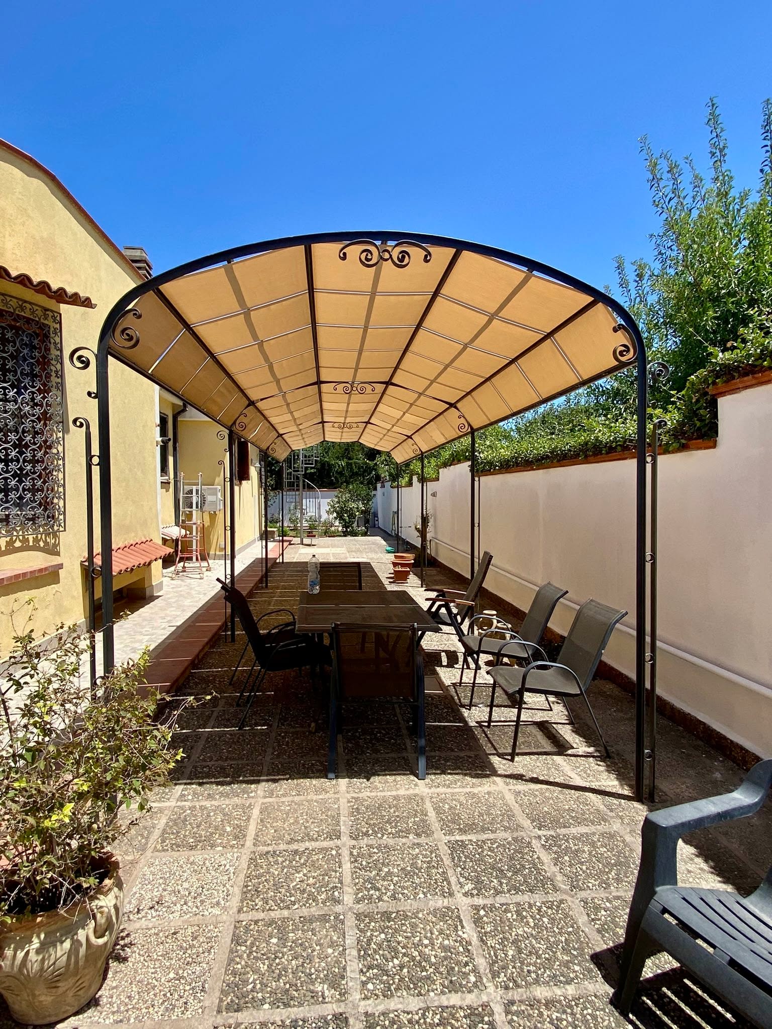 Ecco come abbiamo ridato vita a una struttura già presente in ferro.
Abbiamo progettato e realizzato una vela predisposta a onde in tessuto Tempotest. Il risultato?
➡️ Zona d'ombra assicurata.
➡️ Impeccabile impatto estetico.
➡️ Massimo comfort.
Un lavoro cucito su misura che ha trasformato questo ambiente in un rifugio di classe.
Non è solo un gazebo, è una promessa di pomeriggi lenti e serate indimenticabili: siamo davvero pronti all'arrivo della bella stagione!
#gmliving #gmdesign #tempotest