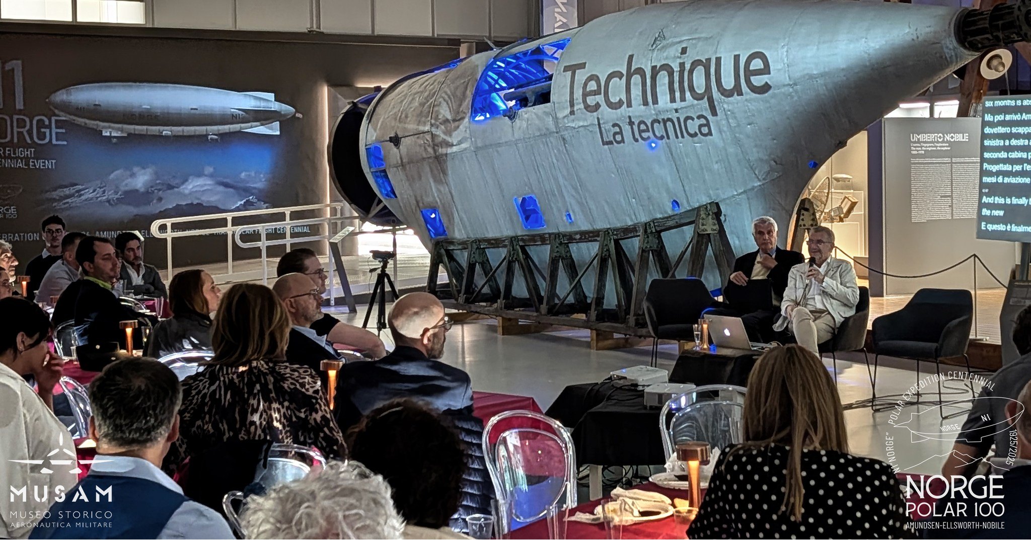 A cento anni dallo storico volo polare del dirigibile Norge, al Museo Storico dell’Aeronautica Militare di Vigna di Valle, abbiamo preso parte a una serata dedicata a una delle più straordinarie imprese nella storia dell’aviazione e dell’esplorazione.
Polar Night at the Museum non è stata una semplice commemorazione, ma un incontro vivo tra ricercatori, direttori di musei, esperti di aviazione e custodi della memoria provenienti da diversi paesi europei e dagli Stati Uniti.
Tra gli aeromobili storici del museo, gli ospiti hanno vissuto un’esperienza immersiva fatta di talk, installazioni multimediali, materiali d’archivio, realtà virtuale e collegamenti internazionali in diretta lungo la rotta storica del Norge, esattamente cento anni dopo la spedizione Amundsen-Ellsworth-Nobile.
A mezzanotte, nel momento esatto del centenario della conquista del Polo Nord, la serata si è conclusa con un brindisi simbolico e la consegna di una medaglia commemorativa agli ospiti del Carrie McLane Museum di Nome, il luogo dove il Norge terminò la sua incredibile traversata un secolo fa. Un ponte ideale che, dopo cento anni, unisce ancora le sponde del mondo nel nome della ricerca.
Siamo orgogliosi di aver contribuito alla direzione visiva e tecnica di un evento che ha intrecciato storia, design, tecnologia e memoria collettiva in una cornice unica.
Organizzato da GoodGear e SEBA.
A cura di Max Pinucci e Vincenzo Grienti.
Con la partecipazione dell’Aeronautica Militare, della Società Geografica Italiana, di OceanSky Cruises e di ospiti internazionali dal mondo della cultura, della ricerca e dell’aviazione.
#norgepolar100 #aviationhistory #airshipnorge #PolarNightAtTheMuseum #dirigibilenorge #storiadellaviazione #esplorazionepolare #huninthesun #MBVision #AeronauticaMilitareItaliana #umbertonobile #lagodibracciano
