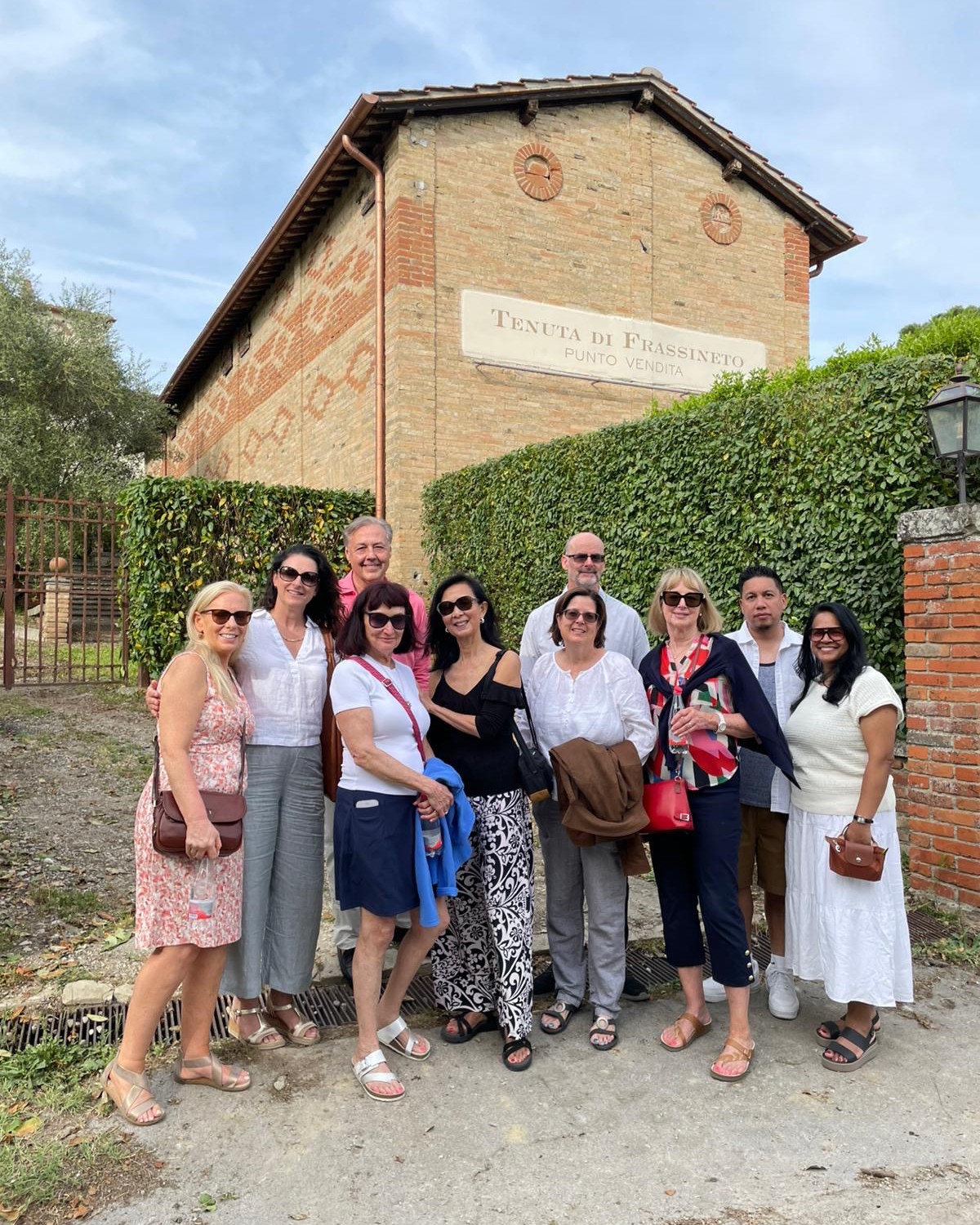 Le nostre visite guidate tra cultura del territorio e del vino, buona compagnia e sorrisi
Ogni visita guidata è un viaggio tra i profumi dei vigneti, i luoghi della produzione e le persone che ogni giorno custodiscono la passione per il nostro lavoro.
Tra cultura del territorio, racconti di famiglia, sorrisi e calici da condividere, vi accompagniamo alla scoperta di Tenuta di Frassineto attraverso due esperienze pensate per farvi vivere il vino nella sua dimensione più autentica.
✨ Percorso Barricaia
Un itinerario dedicato al cuore produttivo della Tenuta: dalla visita alla cantina fino alla nostra barricaia, dove il tempo e il legno contribuiscono a definire l’eleganza dei nostri vini. L’esperienza si conclude con una #degustazione di 3 etichette selezionate.
🏛️ Percorso Villa-Fattoria e Storia
Un’esperienza più ampia che unisce vino, #natura e patrimonio storico. Oltre alla cantina e alla barricaia, il percorso include una passeggiata nel giardino della Villa Ottocentesca e una degustazione di 4 vini accompagnati da un tagliere di specialità toscane.
Due modi diversi di conoscere la Tenuta, un’unica passione: raccontare il vino attraverso i luoghi dove nasce.
🍇 Vi aspettiamo per condividere con voi un momento di relax, scoperta e convivialità nel cuore della Valdichiana.
📍 Prenota la tua esperienza al Link in Bio
#TenutaDiFrassineto #VisiteGuidate #Winelovers
