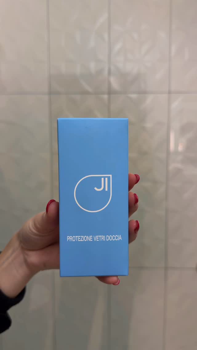 I nostri vetri sono anti goccia e anti calcare, ma per una pulizia quotidiana ti consigliamo un prodotto specifico per la protezione vetri, uno dei migliori in mercato. Riduce la formazione di aloni, sporco e calcare grazie a due azioni:
👉 trattamento protettivo antigoccia
👉 trattamento anticalcare idrorepellente a lunga durata
Lascia i vetri splendenti, assicurando comfort quotidiano.
✅ Lo trovi presso i nostri showroom GM living!
Se desideri il risultato del video, segui accuratamente questi 4 passaggi:
1️⃣ lava il vetro
2️⃣ versa la crema sulla spugnetta
3️⃣ spalma il prodotto in orizzontale e verticale
4️⃣ sciacqua con abbondante acqua e asciuga con panno
#gmliving #gmdesign #protezionevetrodoccia