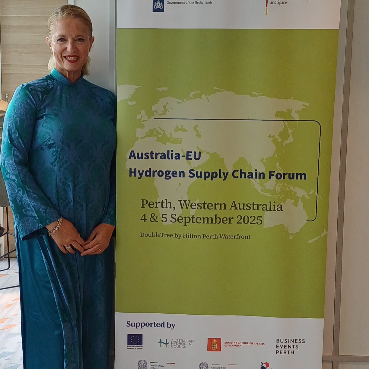 Hydrogen Supply Chain Forum – Perth, Western Australia | 5 September 2025
We are proud of our member Roberta Manzi for representing WISTA Italy as a speaker at one of the most important international events on the energy transition.
During her panel, Roberta contributed to a strategic discussion on the future of hydrogen:
⚡️ Infrastructure priorities at ports to enable cost-effective and sustainable hydrogen transport
⚡️ Government expectations for multi-user / common-user infrastructure
⚡️ Designing flexible infrastructure amid uncertainties in future demand and hydrogen carriers
⚡️ Public–private collaboration to accelerate first-mover projects and the role of EU policies in de-risking pioneering investments
A valuable contribution that highlights the expertise and vision WISTA members bring to shaping the future of global maritime and energy sectors.
#wistaiternational #womenwhomodetheworld #HydrogenEconomy
Hydrogen Supply Chain Forum – Perth, Western Australia | 5 settembre 2025
Siamo orgogliose della partecipazione della nostra socia Roberta Manzi come relatrice a uno degli eventi internazionali più rilevanti sulla transizione energetica.
Nel corso del panel, Roberta ha contribuito al dibattito su temi strategici per il futuro dell’idrogeno:
⚡️ Le priorità infrastrutturali nei porti per un trasporto dell’idrogeno efficace e sostenibile
⚡️ Le aspettative dei governi per infrastrutture multi-user / common-user
⚡️ La progettazione di infrastrutture flessibili di fronte all’incertezza della domanda futura e dei vettori energetici
⚡️ La collaborazione pubblico-privato per accelerare i progetti “first mover” e il ruolo delle politiche UE nel ridurre i rischi di questi investimenti pionieristici
Un contributo che conferma l’impegno delle nostre socie nel portare competenze e visione anche nei contesti globali più avanzati.
#WISTAItaly #professionistedelmare