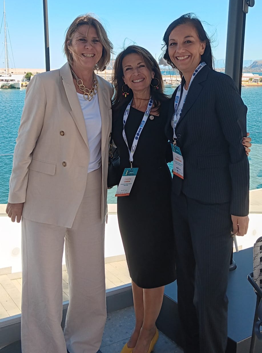 🇮🇹 Working Groups of Offshore Wind Revolution 2025 – Palermo
La scorsa settimana, la nostra socia Caterina Cerrini ha partecipato al tavolo dedicato alla formazione nell’ambito dei Working Groups of Offshore Wind Revolution 2025, un’importante occasione di confronto sui temi dell’energia rinnovabile e delle competenze del futuro.
L’incontro è stato anche un momento speciale per ritrovare le socie Manuela Indaco e Maria Tarantino: perché WISTA è, prima di tutto, rete, condivisione e relazioni che vanno oltre il lavoro. 💙
#WISTAItaly #professionistedelmare #owr2025
🇬🇧 Working Groups of Offshore Wind Revolution 2025 – Palermo
Last week, our member Caterina Cerrini took part in the training-focused roundtable at the Working Groups of Offshore Wind Revolution 2025, a key event dedicated to renewable energy and the skills shaping the future.
The meeting was also a great opportunity to connect with fellow members Manuela Indaco and Maria Tarantino — because WISTA is, above all, about networking, sharing, and building relationships that go beyond work. 💙
#wistainternational #WomenWhoMovetheWorld