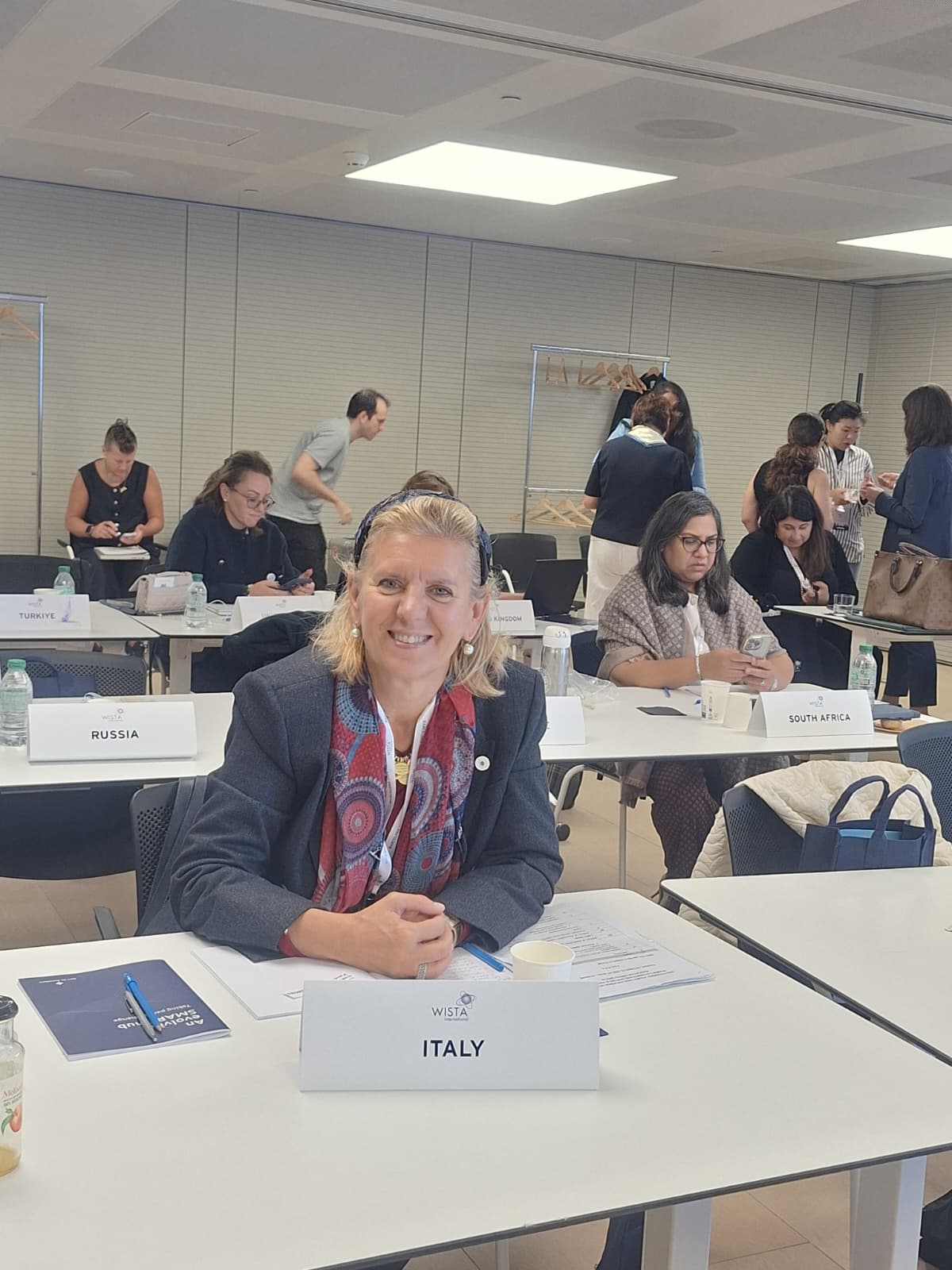 🇬🇧 Day 1 of the WISTA International AGM & Conference 2025 in Barcelona!
A special day dedicated to all WISTA Presidents from around the world — a powerful gathering of leadership, inspiration, and collaboration across nations.
Representing WISTA Italy, our President Costanza Musso joined the discussions, sharing the Italian perspective on the future of shipping and women’s leadership at sea.
#wistainternational #wista2025 #WomenWhoMovetheWorld
🇮🇹 Giorno 1 della WISTA International AGM & Conference 2025 a Barcellona!
Una giornata speciale dedicata alle Presidenti delle WISTA di tutto il mondo: un momento di confronto, ispirazione e collaborazione globale tra le donne che guidano le associazioni nazionali.
Per WISTA Italy ha partecipato la nostra Presidente Costanza Musso, portando la voce e l’esperienza italiana nel dialogo internazionale sul futuro dello shipping e della leadership femminile.
#WISTAItaly #professionistedelmare