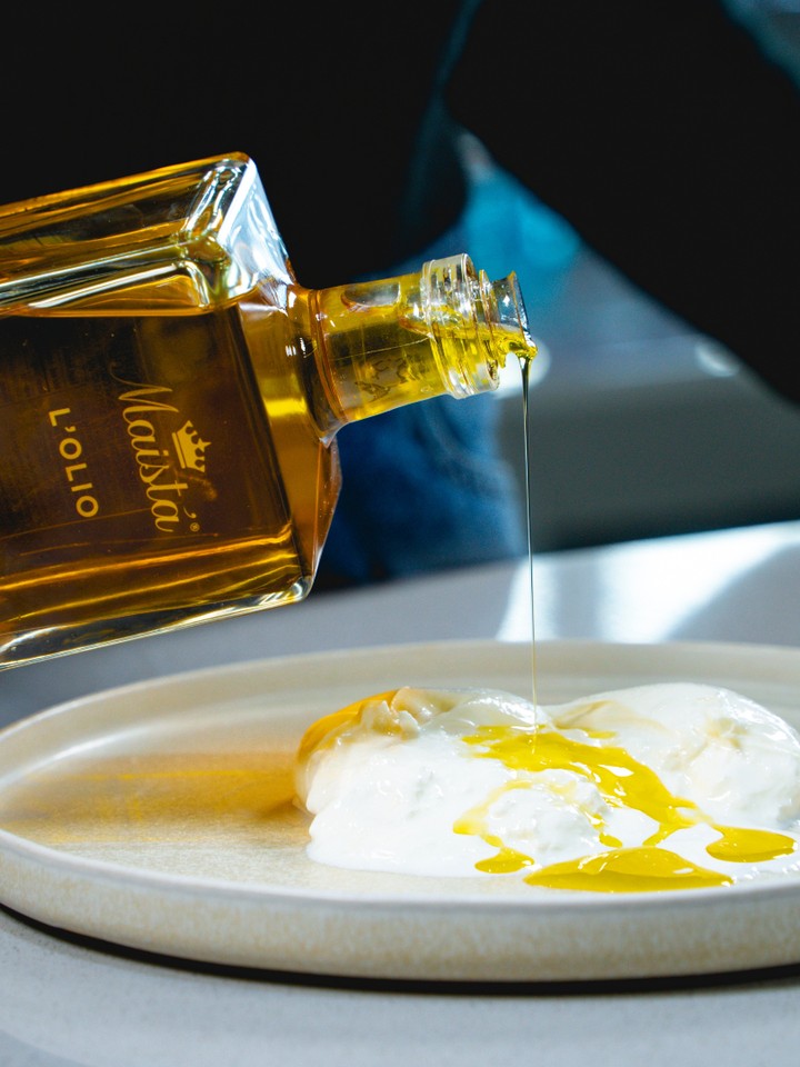 Un filo d’olio che cambia tutto ✨
L’olio extravergine Maistà nasce da olive coltivate e spremute esclusivamente in Italia, selezionate per esprimere equilibrio, carattere e pulizia aromatica.
È il gesto finale, quello che lega i sapori e valorizza la materia prima senza coprirla.
Tradizione, attenzione e rispetto: in ogni goccia c’è l’essenza dell’eccellenza italiana 🇮🇹🫒
📩 Info e ordini: orders@maistafood.ch
| info@maistafood.ch
#MaistàFood #ItalianFoodExperience #OlioExtravergine #OlioEVO #MateriaPrima #FoodDetails #MadeInItaly #SwissFoodService