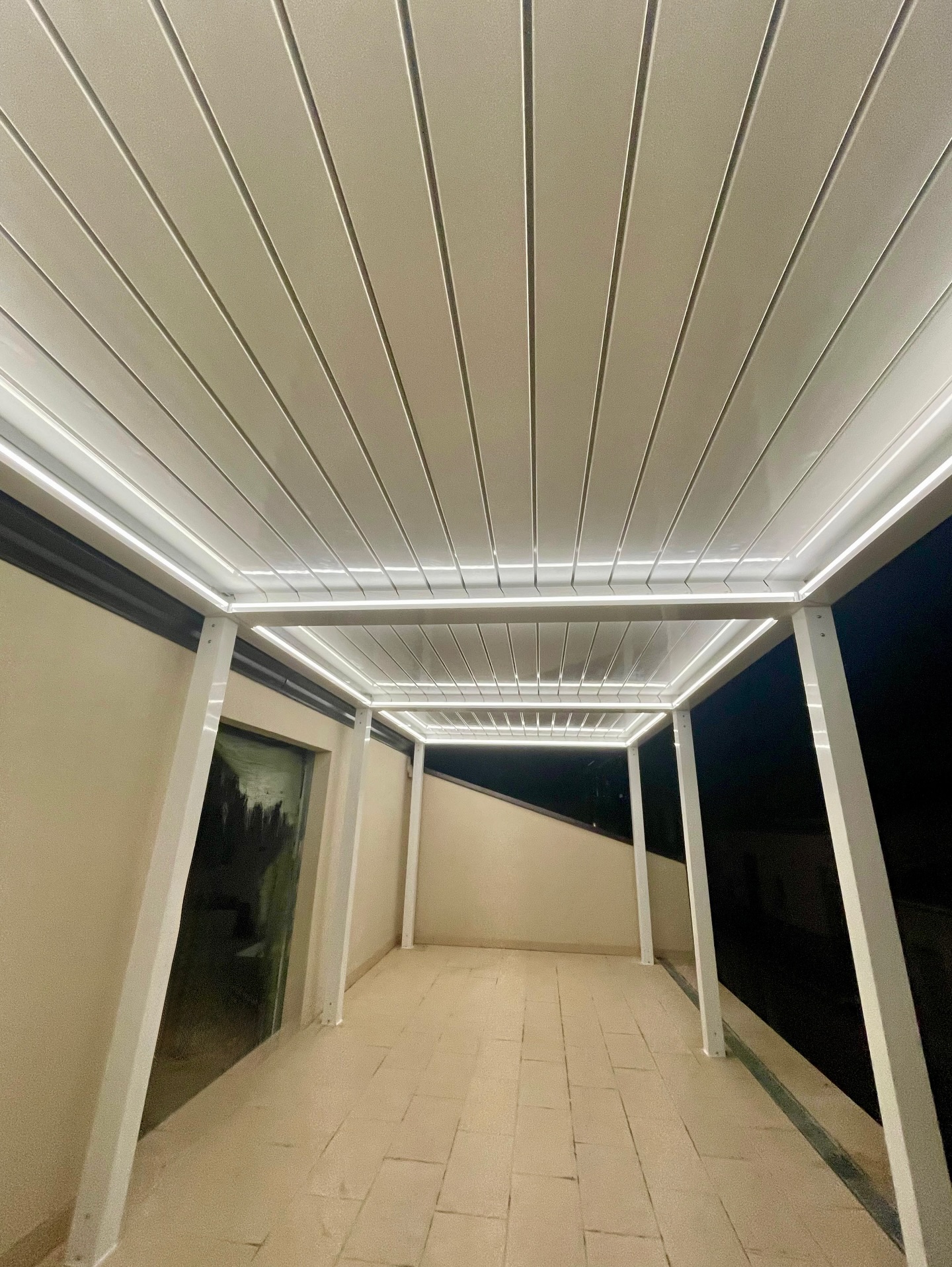 Ecco la nostra Bioclimatica Eco Autoportante a tre moduli affiancati: un’estensione di design per il tuo outdoor.
Performance senza compromessi:
🌬️Profili anti-goccia e anti-vento per una protezione totale.
💧Gronda integrata per un’estetica pulita e moderna.
💡Illuminazione perimetrale per atmosfere uniche.
Trasforma il tuo spazio: ti aspettiamo in showroom per scoprire ogni dettaglio della tua futura Bioclimatica!
#gmliving #gmdesign #pergolabioclimatica