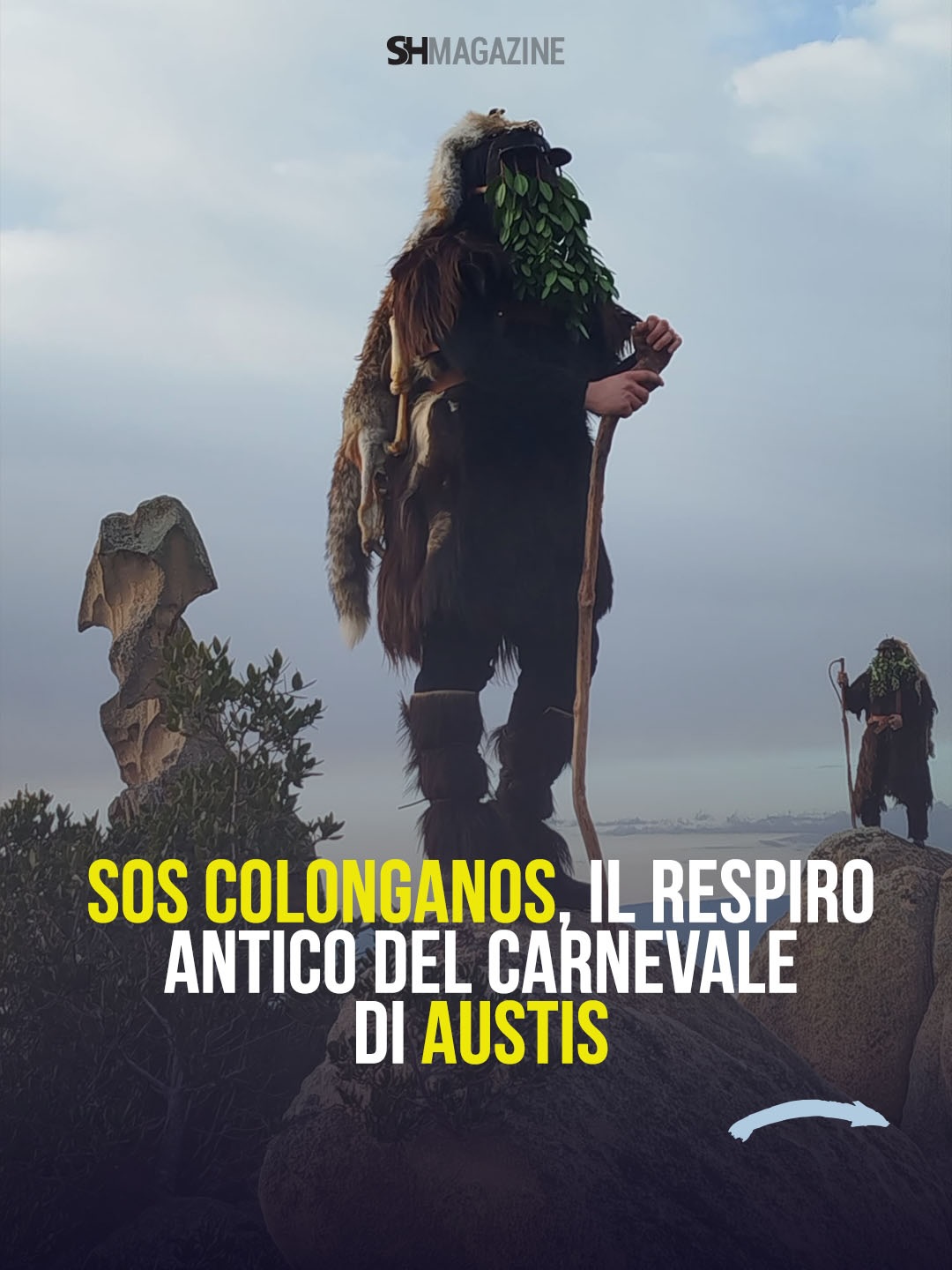 👹 Sos Colonganos, il respiro antico del Carnevale di Austis Nel cuore della Sardegna, ad Austis, ogni anno il Carnevale si trasforma in qualcosa di ancestrale. Non ci sono coriandoli né allegria sfrenata: qui il tempo rallenta, e dalle vie del borgo emergono figure avvolte nel mistero. Sono Sos Colonganos, maschere silenziose vestite di pelli di pecora, pellami di volpe e martora, con ossa d’animale legate sulla schiena e volti coperti da maschere di sughero intrecciate a rami di corbezzolo. 🌿 ⚫ Il loro nome deriva dal greco “kolos” — colui che veste di pelli — e la loro presenza comunica penitenza, sacrificio e legame profondo con la terra. A differenza di altre maschere sarde, Sos Colonganos non portano campanacci, ma ossa: simbolo potente di morte e resurrezione che attraversa i secoli. 🐗 Il rito si arricchisce con l’apparizione di s’Urtzu, figura dal volto nero di carbone e una testa di cinghiale completa di zanne, che cerca disperatamente di sfuggire a Sos Bardianos, guardiani avvolti in cappotti neri di orbace che lo percuotono con bastoni fino a “ucciderlo”. È un dramma collettivo che racconta la ciclicità della vita, il sacrificio rituale, la rinascita comunitaria. 📜 Le radici di questa tradizione affondano almeno nel 1700, come testimonia la poesia del neonelese Bonaventura Licheri. Grazie all’Associazione culturale Sos Colonganos e a testimonianze orali preziose — come quella di Franziscangela Meloni, classe 1907 — oggi il rito continua a vivere, custodendo memorie che parlano di identità, memoria e appartenenza. La storia completa, tra simboli antichi e voci del passato, la trovi nell’articolo di Chiara Medinas su SHmag.it 🔗 📸 ©Associazione Culturale Sos Colonganos 👹 Sos Colonganos, il respiro antico del Carnevale di Austis Nel cuore della Sardegna, ad Austis, ogni anno il Carnevale si trasforma in qualcosa di ancestrale. Non ci sono coriandoli né allegria sfrenata: qui il tempo rallenta, e dalle vie del borgo emergono figure avvolte nel mistero. Sono Sos Colonganos, maschere silenziose vestite di pelli di pecora, pellami di volpe e martora, con ossa d’animale legate sulla schiena e volti coperti da maschere di sughero intrecciate a rami di corbezzolo. 🌿 ⚫ Il loro nome deriva dal greco “kolos” — colui che veste di pelli — e la loro presenza comunica penitenza, sacrificio e legame profondo con la terra. A differenza di altre maschere sarde, Sos Colonganos non portano campanacci, ma ossa: simbolo potente di morte e resurrezione che attraversa i secoli. 🐗 Il rito si arricchisce con l’apparizione di s’Urtzu, figura dal volto nero di carbone e una testa di cinghiale completa di zanne, che cerca disperatamente di sfuggire a Sos Bardianos, guardiani avvolti in cappotti neri di orbace che lo percuotono con bastoni fino a “ucciderlo”. È un dramma collettivo che racconta la ciclicità della vita, il sacrificio rituale, la rinascita comunitaria. 📜 Le radici di questa tradizione affondano almeno nel 1700, come testimonia la poesia del neonelese Bonaventura Licheri. Grazie all’Associazione culturale Sos Colonganos e a testimonianze orali preziose — come quella di Franziscangela Meloni, classe 1907 — oggi il rito continua a vivere, custodendo memorie che parlano di identità, memoria e appartenenza. La storia completa, tra simboli antichi e voci del passato, la trovi nell’articolo di Chiara Medinas su SHmag.it 🔗 📸 ©Associazione Culturale Sos Colonganos