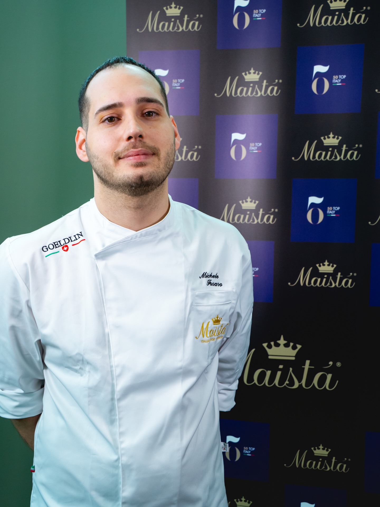 ✨ Non è solo la vittoria di @lucagiacchettii, è un segnale.
Il futuro della cucina italiana in Svizzera parla giovane, parla talento, parla passione 🇮🇹🇨🇭
Venerdì abbiamo visto idee diventare piatti, mani tremare per l’emozione e occhi brillare davanti alla giuria. Abbiamo visto coraggio, identità, visione.
Complimenti a Luca Giacchetti (@davittorioristorante) per aver conquistato il titolo con “Bella Mbriana” – un piatto che racconta radici, tecnica e carattere.
Ma questa finale è stata molto di più. È stata energia pura. È stata comunità. È stata #ItalianFoodExperience.
Grazie a 50 Top Italy, ai finalisti e a chi continua a credere in una cucina che guarda avanti.
🔥 Il viaggio continua!
#MaistàFood #50TopItaly #ItalianFoodExperience #CucinaItaliana
