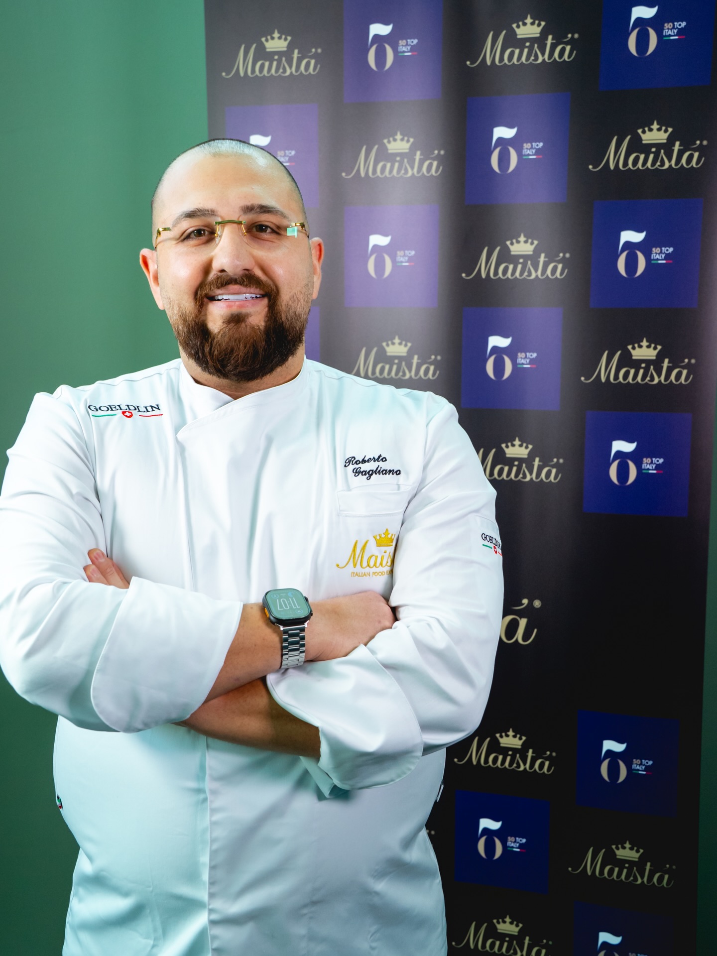 ✨ Non è solo la vittoria di @lucagiacchettii, è un segnale.
Il futuro della cucina italiana in Svizzera parla giovane, parla talento, parla passione 🇮🇹🇨🇭
Venerdì abbiamo visto idee diventare piatti, mani tremare per l’emozione e occhi brillare davanti alla giuria. Abbiamo visto coraggio, identità, visione.
Complimenti a Luca Giacchetti (@davittorioristorante) per aver conquistato il titolo con “Bella Mbriana” – un piatto che racconta radici, tecnica e carattere.
Ma questa finale è stata molto di più. È stata energia pura. È stata comunità. È stata #ItalianFoodExperience.
Grazie a 50 Top Italy, ai finalisti e a chi continua a credere in una cucina che guarda avanti.
🔥 Il viaggio continua!
#MaistàFood #50TopItaly #ItalianFoodExperience #CucinaItaliana