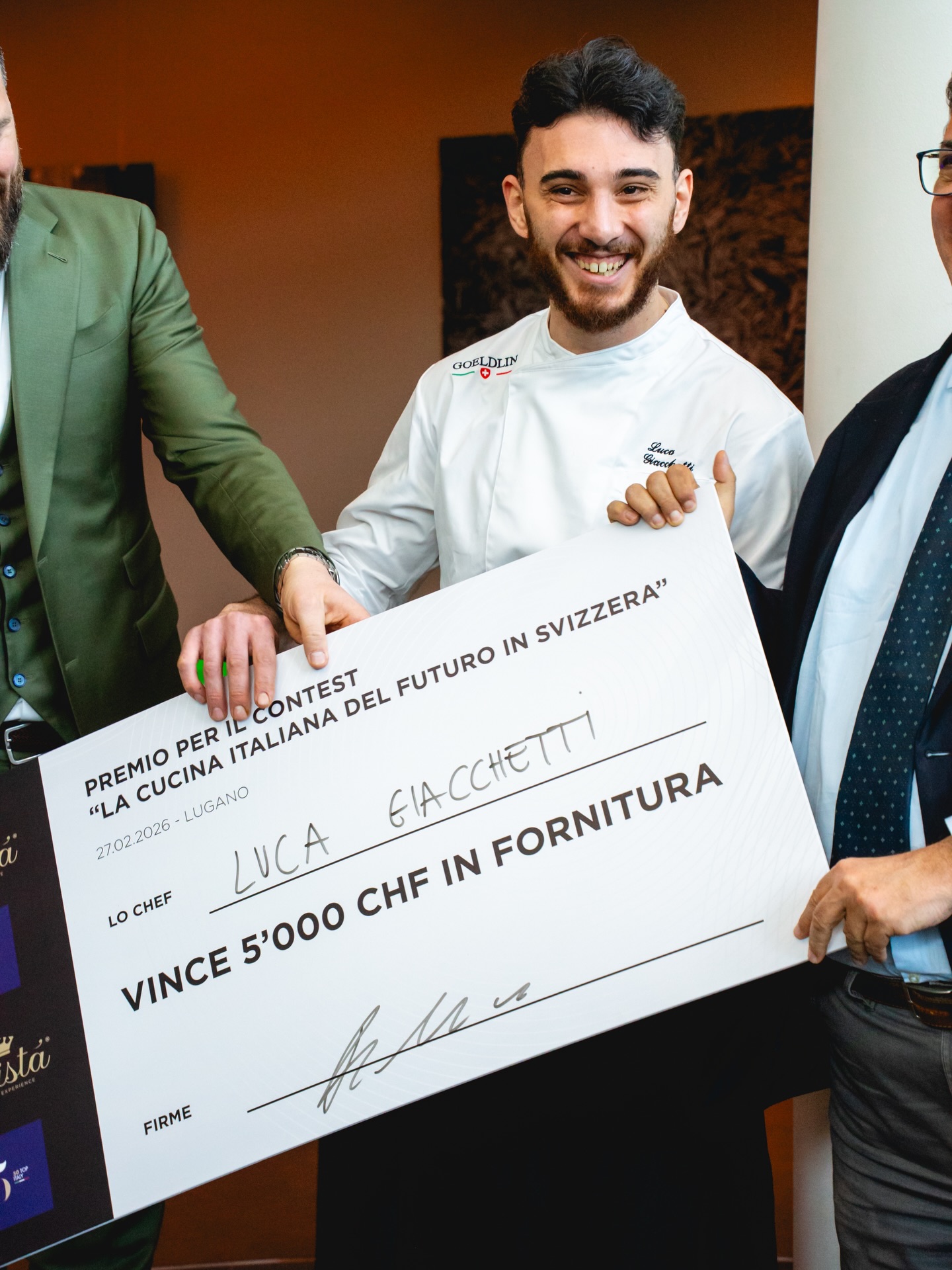 ✨ Non è solo la vittoria di @lucagiacchettii, è un segnale.
Il futuro della cucina italiana in Svizzera parla giovane, parla talento, parla passione 🇮🇹🇨🇭
Venerdì abbiamo visto idee diventare piatti, mani tremare per l’emozione e occhi brillare davanti alla giuria. Abbiamo visto coraggio, identità, visione.
Complimenti a Luca Giacchetti (@davittorioristorante) per aver conquistato il titolo con “Bella Mbriana” – un piatto che racconta radici, tecnica e carattere.
Ma questa finale è stata molto di più. È stata energia pura. È stata comunità. È stata #ItalianFoodExperience.
Grazie a 50 Top Italy, ai finalisti e a chi continua a credere in una cucina che guarda avanti.
🔥 Il viaggio continua!
#MaistàFood #50TopItaly #ItalianFoodExperience #CucinaItaliana