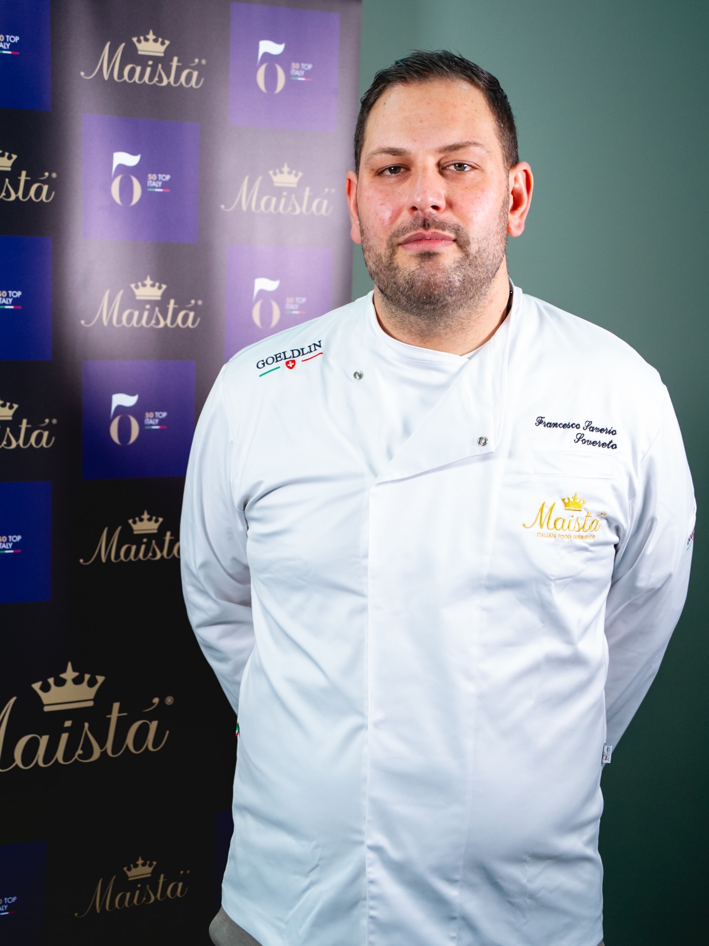 ✨ Non è solo la vittoria di @lucagiacchettii, è un segnale.
Il futuro della cucina italiana in Svizzera parla giovane, parla talento, parla passione 🇮🇹🇨🇭
Venerdì abbiamo visto idee diventare piatti, mani tremare per l’emozione e occhi brillare davanti alla giuria. Abbiamo visto coraggio, identità, visione.
Complimenti a Luca Giacchetti (@davittorioristorante) per aver conquistato il titolo con “Bella Mbriana” – un piatto che racconta radici, tecnica e carattere.
Ma questa finale è stata molto di più. È stata energia pura. È stata comunità. È stata #ItalianFoodExperience.
Grazie a 50 Top Italy, ai finalisti e a chi continua a credere in una cucina che guarda avanti.
🔥 Il viaggio continua!
#MaistàFood #50TopItaly #ItalianFoodExperience #CucinaItaliana