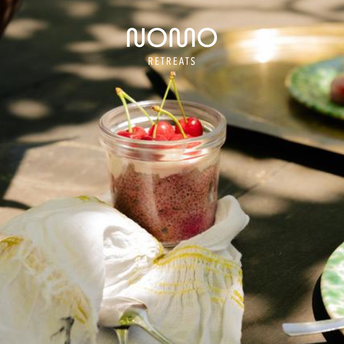 We zeiden het al eerder: eten is een essentieel (en lekker 😋) onderdeel van onze NoMo retreats.
Tijdens mijn eerste ICSI-traject begon ik (Lotte) aan een deeltijd koksopleiding. Iets om naast het intensieve proces te zetten. Iets positiefs voor mezelf.
Koken werd een uitlaatklep: een creatief proces waarin ik kon experimenteren, uit mijn hoofd kwam en (meestal 😉) iets heel lekkers kon creëren.
Eten is zoveel meer dan alleen voeding.
Het kan troost bieden en een moment van aandacht en zorg voor jezelf.
Het kan je stemming veranderen — door geur, kleur, smaak en textuur. Iets warms in je buik werkt kalmerend en iets lekker fris kan juist energie geven.
Het was ook meteen iets waar Rosan en ik elkaar in vonden: dit moest een belangrijk onderdeel worden van onze retreats!
Gerechten waar je blij van wordt als je ze ziet, waarvan de geur je maag doet knorren en die een glimlach op je gezicht toveren bij de eerste hap. Voedzaam, vegetarisch en vooral heel erg lekker. En ja, op zaterdagavond mag er ook een glas wijn bij het eten gedronken worden als je daar zin in hebt 🍷
Tijdens ons zomer retreat komt chef Laura van @casa_di_yoga weer uit Italië om ons te verwennen met haar heerlijke gerechten. Een sneak peek in de foto’s 👩🏻🍳
Want soms is een ontbijt in het zonnetje, dat met liefde voor je is klaargemaakt, alles wat je nodig hebt 💛