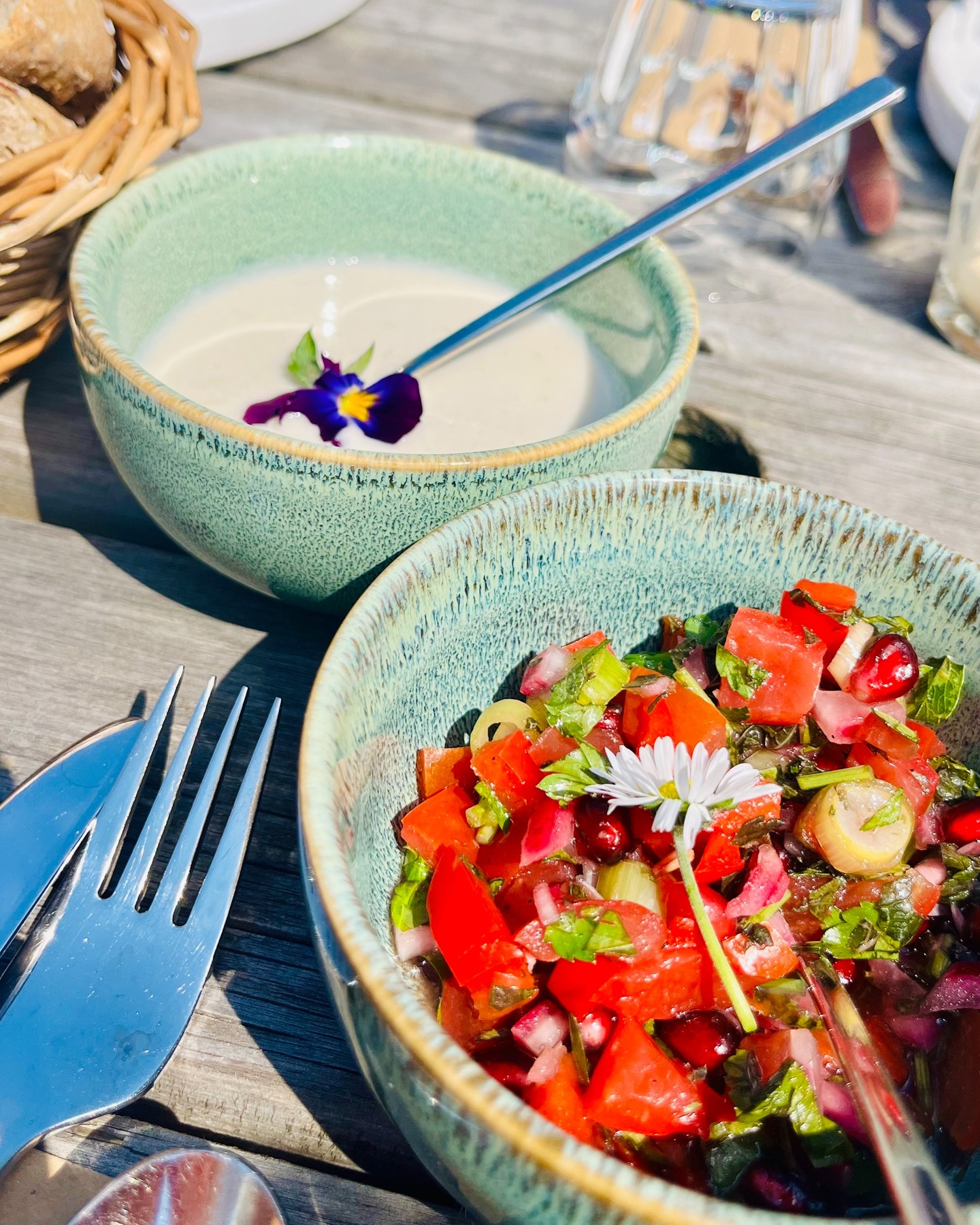 We hebben met NoMo Retreats al een aantal keer een Othersday retreat gegeven. Een retreat vlak voor Moederdag, waarbij we op zondag met elkaar Othersday vierden met een feestelijke brunch en cadeautjes.
Dit jaar hebben we geen retreat rond die datum, maar alsnog mooi om het als een dag voor jezelf te markeren. Dus bij deze: dit jaar is het op 3 mei Othersday!
Want het is belangrijk om jezelf af en toe in het zonnetje te zetten. En focussen op wat voor leuke dingen je kunt regelen voor die dag maakt het misschien confronterende van moederdag wat zachter.
Dus laten we met elkaar bedenken hoe we dat gaan doen!
Welke ideeën heb jij voor jouw Othersday? Waar heb je zin in?