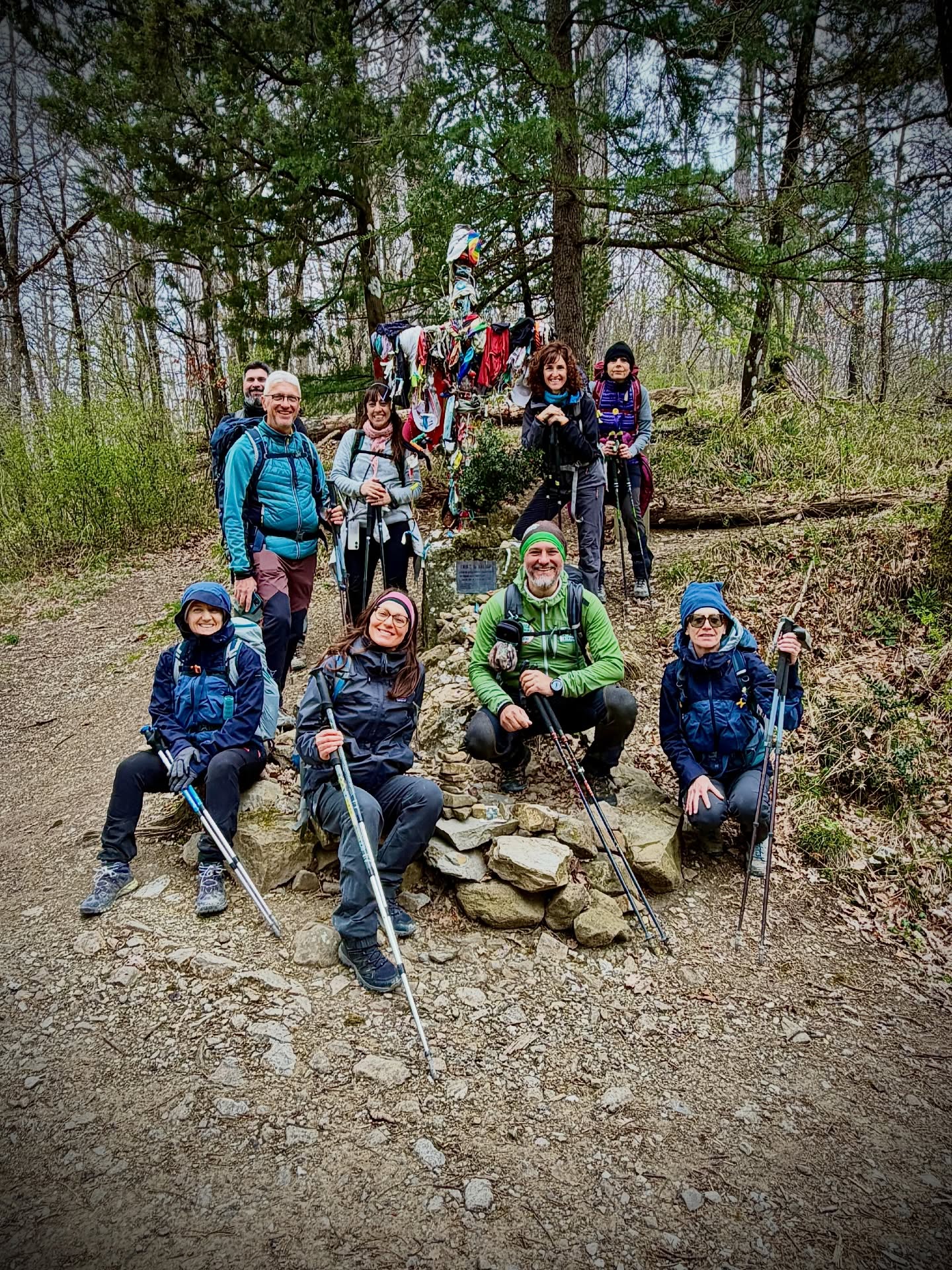 VIA DEGLI DEI - TAPPA 5
Oggi freddo 🥶 e vento 💨 ci hanno dato (una leggera) tregua… e quindi ci ha pensato la salita 📈 a tenerci compagnia 😅.
Arrivare prima al Castello del Trebbio 🏰, alla Badia del Buonsollazzo e infine al Convento di Montesenario é stata una grande conquista per i miei tenaci e tosti camminatori: bravi ragazzi/e 👏🏻
Domani si chiude la Via con l’arrivo a Firenze 😢.
.
.
#trekking #escursione #viadeglidei #hiking #cammino