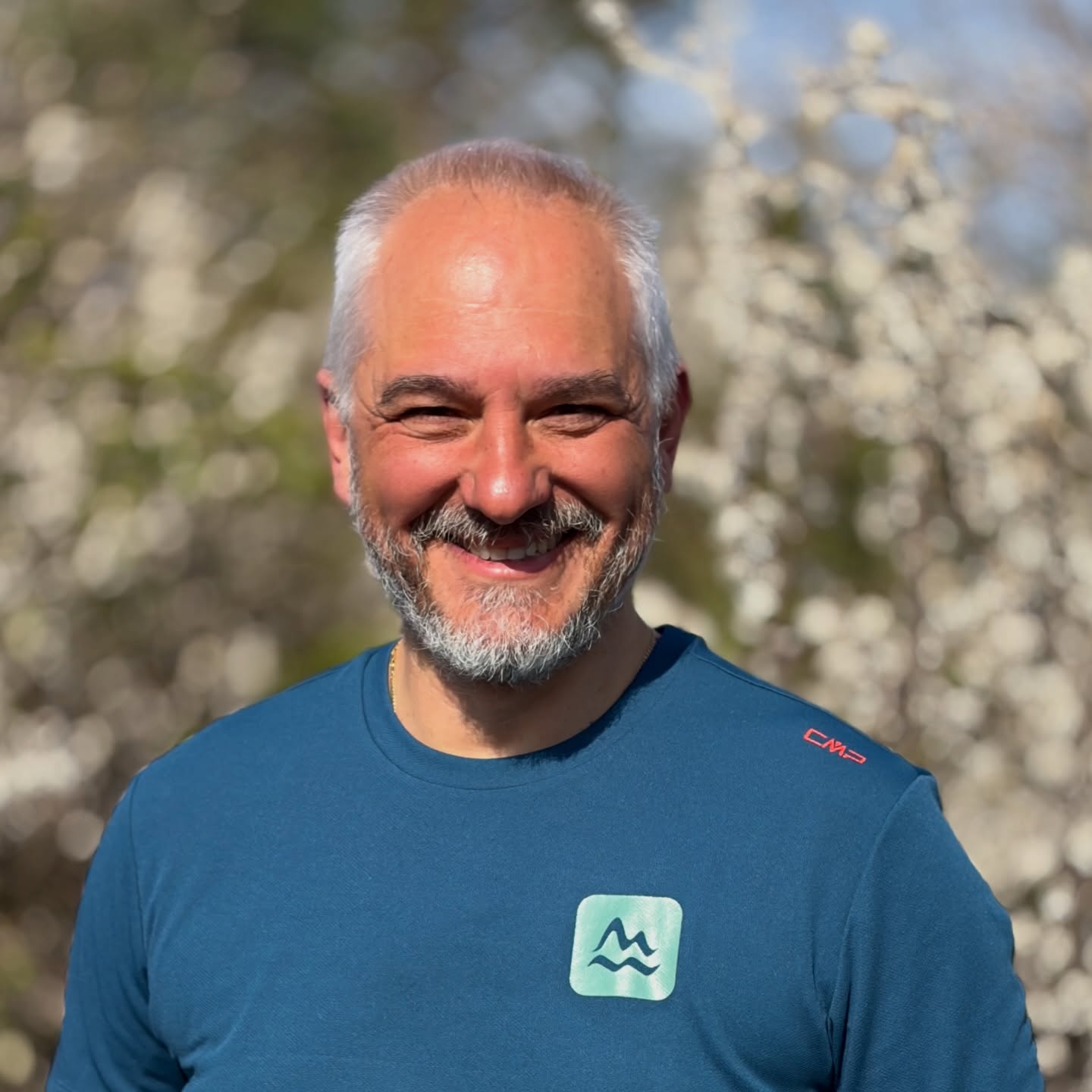 VIA DEGLI DEI - TAPPA 6
Siamo giunti alla fine, alla meta finale: Firenze, Piazza della Signoria, Palazzo Vecchio.
Dopo 6 gg passati assieme ai miei compagni di viaggio, tra neve e fango, vento e freddo, oggi finalmente il sole ☀️ è uscito a riscaldare le nostre braccia e i nostri cuori. Firenze, ben prima del nostro arrivo, si è fatta vedere dall’alto, rendendo ancora più magico l’arrivo di questo lungo e avventuroso cammino.
Grazie di cuore a Morena, Maurizio, Daniela, Nicola, Natalia, Emanuela, Francesca e Simona per essersi affidate a @appennino_slow (per l’organizzazione di questo viaggio) ed fidati di me (durante il cammino).
Spero davvero di potere incrociare di nuovo i nostri passi su altri sentieri 🫶🏻.
.
.
#trekking #hiking #viadeglidei #escursione #cammino