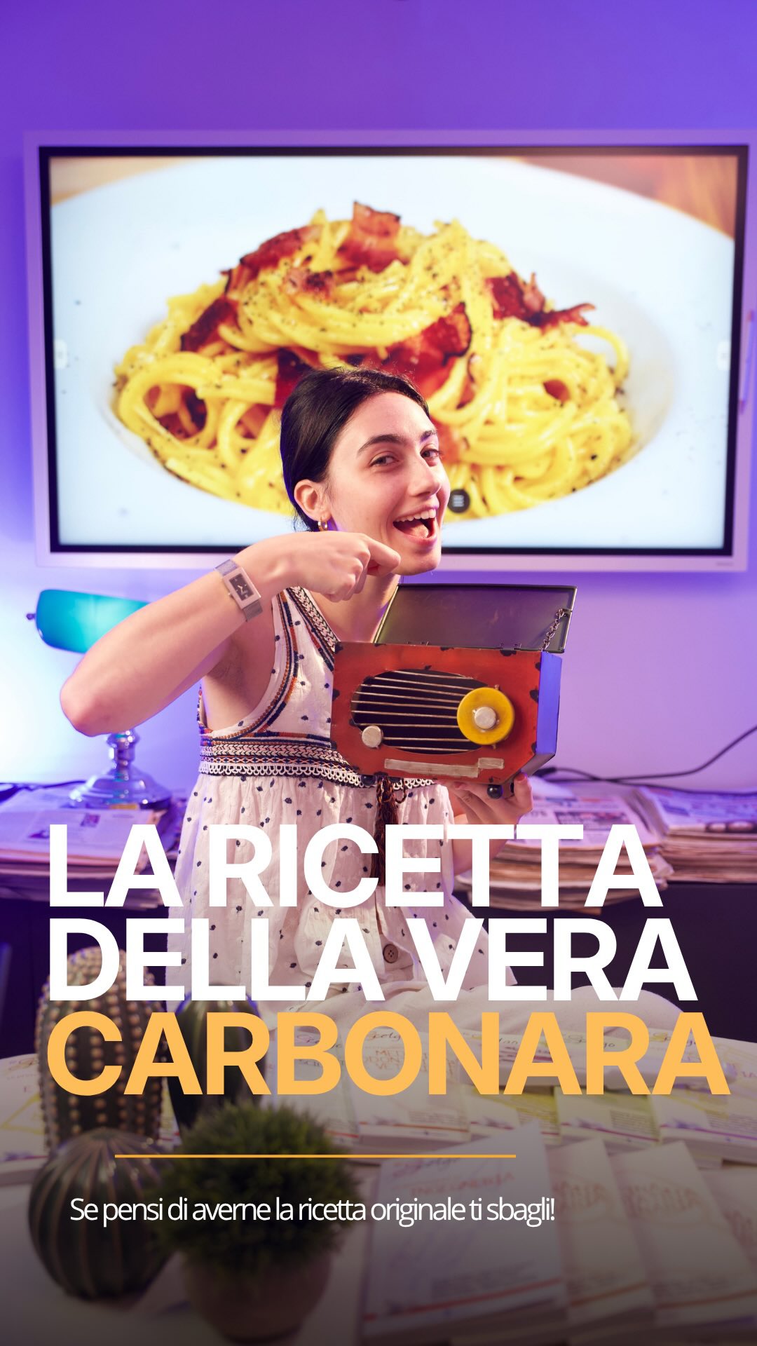 La carbonara originale forse non è quella che immaginiamo. Oggi la trattiamo come una ricetta sacra: guanciale, uova, pecorino e pepe. Fine. Ma la storia è molto più sporca, discussa e interessante. Una delle prime ricette pubblicate nel 1954 aveva pancetta, aglio e perfino groviera. E una delle teorie più famose collega la nascita della carbonara al dopoguerra, ai soldati americani, alle uova e al bacon. Quindi sì: oggi è un simbolo della cucina romana. Ma forse è diventata “tradizione” proprio perché, all’inizio, qualcuno ha mescolato ingredienti, culture e necessità. E tu da che parte stai: carbonara intoccabile o ricetta che può evolvere? Fonti: La Cucina Italiana; Gambero Rosso. #carbonara #pasta #cucinaromana #roma #ciboitaliano foodstory storiadelcibo curiosità losapevi tradizioneitaliana italianfood foodtok reelsitalia corriereuniv studenti La carbonara originale forse non è quella che immaginiamo. Oggi la trattiamo come una ricetta sacra: guanciale, uova, pecorino e pepe. Fine. Ma la storia è molto più sporca, discussa e interessante. Una delle prime ricette pubblicate nel 1954 aveva pancetta, aglio e perfino groviera. E una delle teorie più famose collega la nascita della carbonara al dopoguerra, ai soldati americani, alle uova e al bacon. Quindi sì: oggi è un simbolo della cucina romana. Ma forse è diventata “tradizione” proprio perché, all’inizio, qualcuno ha mescolato ingredienti, culture e necessità. E tu da che parte stai: carbonara intoccabile o ricetta che può evolvere? Fonti: La Cucina Italiana; Gambero Rosso. #carbonara #pasta #cucinaromana #roma #ciboitaliano foodstory storiadelcibo curiosità losapevi tradizioneitaliana italianfood foodtok reelsitalia corriereuniv studenti