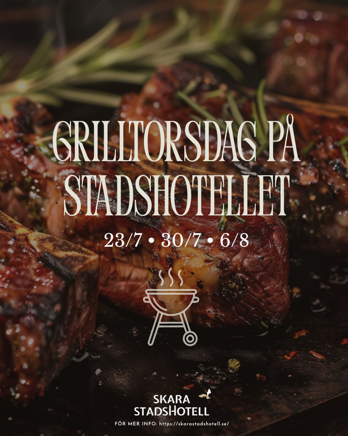 GRILLBUFFET IM SKARA STADSHOTELL! Der Sommer ist am schönsten, wenn der Grill angezündet ist! Herzlich willkommen zu unseren Grilldonnerstagen am 23.7., 30.7. und 6.8., an denen die Küche auf die Terrasse umzieht und die Speisen direkt vor Ihren Augen grillt. Genießen Sie den Duft von frisch Gegrilltem, der sich in der Abendluft verbreitet – genau so, wie ein echter schwedischer Sommerabend sein sollte. Preis:• Erwachsene: 350 SEK• Kinder: 175 SEKZeit: 17:00–22:00 UhrVersammeln Sie Familie und Freunde und buchen Sie einen Sommerabend voller leckerem Essen, herrlicher Atmosphäre und gegrillter Lieblingsgerichte.📞 Reservieren Sie noch heute einen Tisch! Rufen Sie uns unter 0511-240 50 an oder senden Sie eine E-Mail an info.skarastadt@julahotell.sePlatserna. Die Plätze sind begrenzt – sichern Sie sich Ihren Tisch schon jetzt!