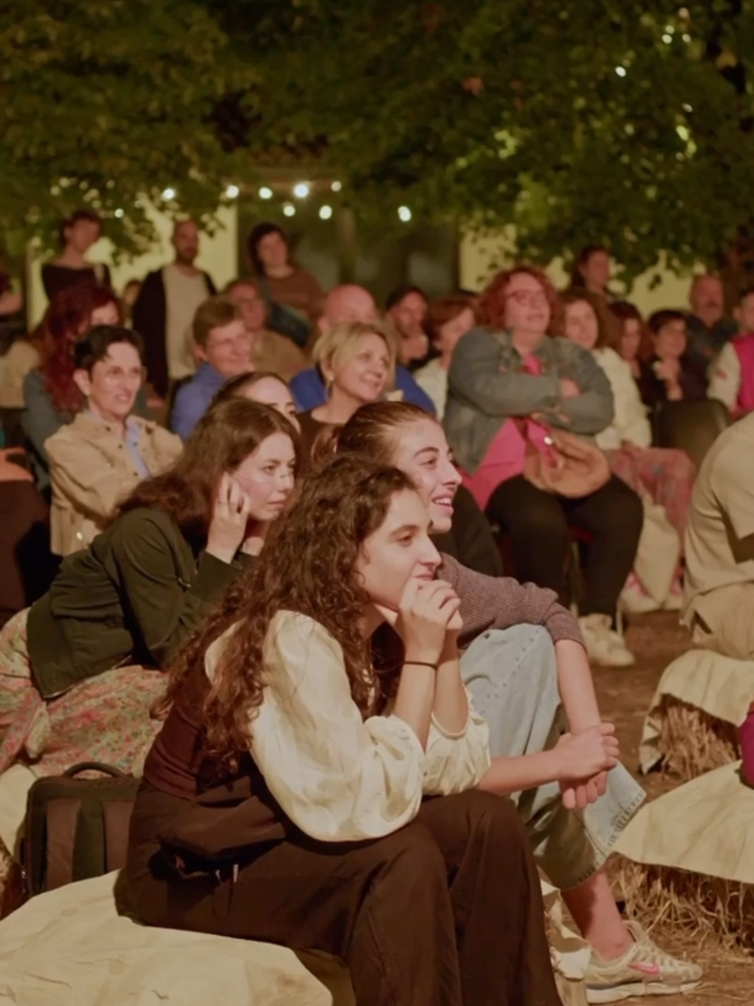 Il 29 agosto torna il nostro appuntamento di (quasi) fine estate: il CARROZZERIA ORFEO FARM PARTY 2026!
Nell’attesa, ripercorriamo con qualche immagine la festa dell’anno scorso.
Qui il programma di quest'anno:
🍕 dalle 19.30 – PIZZATA SULL’AIA
con BioPizza
ore 21.00 – FIGURINI
uno spettacolo di Mumble Teatro
di e con Marco Continanza e Davide Marranchelli
ore 22.15 – TRIO RISTOCCIA IN CONCERTO
Musica Folk miscelata da sonorità mediterranee
🎟 Ingresso 10 €
pizza e bevande escluse
📍 Corte Maddalena – Via Pilla 53, Curtatone (MN)
Prenotazione consigliata via WhatsApp al 349 1984615.
Ingresso fino a esaurimento posti.
Ci vediamo sull’aia. ❤️
Un evento promosso da CARROZZERIA ORFEO con il patrocinio del Comune di Curtatone in collaborazione con Mantua Farm School, BioPizz e Soc. Coop. Ippogrifo
Per il progetto 4DA, sostenuto da Fondazione Cariplo nell'ambito del programma "Valore della
Cultura".
#carrozzeriaorfeo #orfeofarmparty #farmparty
#mantova #teatro
