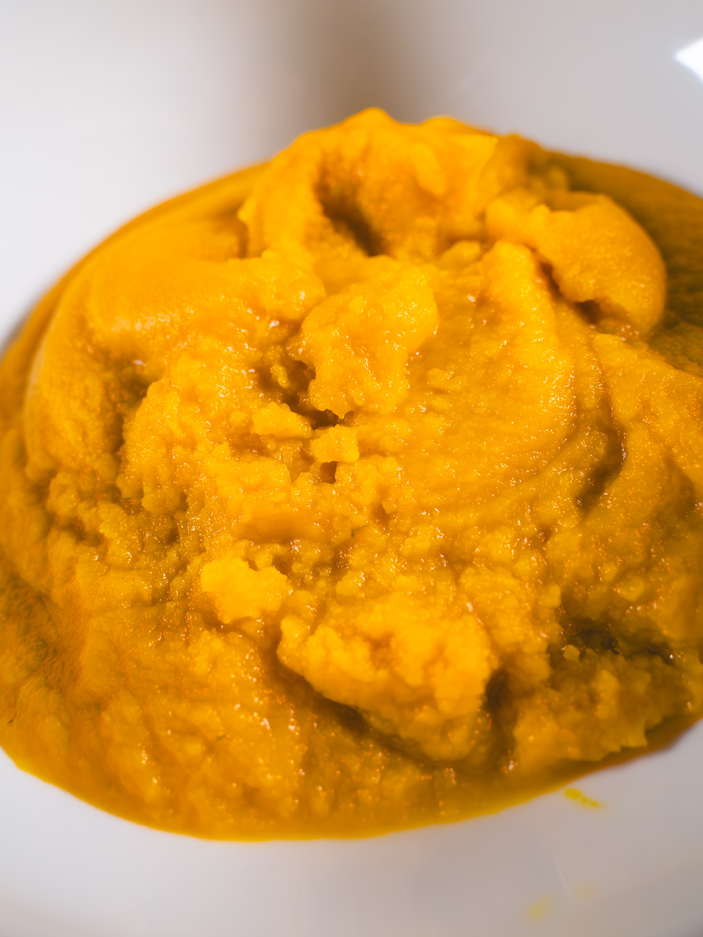 L’autunno ha un colore tutto suo. 🎃
Caldo, intenso, avvolgente. La zucca torna protagonista nelle cucine e apre la stagione dei piatti che giocano con consistenze, contrasti e sapori più profondi.
La crema di zucca della selezione Maistà diventa così una base versatile da interpretare: qui incontra il riso in un piatto cremoso, dove il suo colore racconta già il cambio di stagione.
Un ingrediente, tante possibilità. E l’autunno può cominciare.
📩 Info e ordini:
orders@maistafood.ch | info@maistafood.ch
#MaistaFood #CremaDiZucca #SaporiDAutunno #FoodService #ItalianFoodExperience