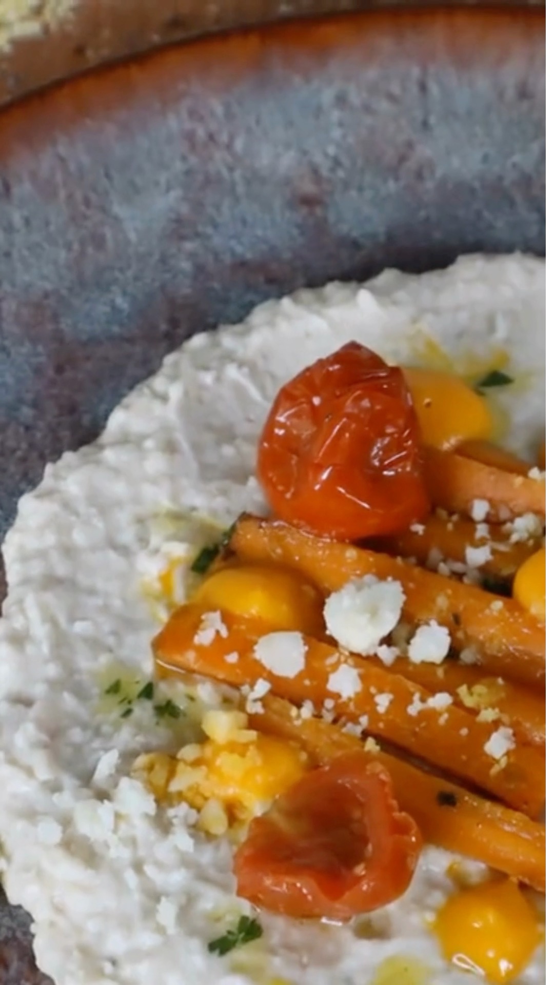 🌱 Morbido, croccante, delicato.
Il nostro cremoso di cannellini e Tahin parte da due ingredienti semplici: legumi e sesamo.
Le carote glassate portano colore e una naturale dolcezza.
Le noci di Macadamia completano il piatto con la loro croccantezza.
Un secondo vegetale costruito sulle consistenze, dove ogni elemento trova il proprio spazio senza coprire gli altri.
Perché anche un ingrediente quotidiano come il cannellino può trasformarsi in qualcosa di sorprendente. 🌿
Freschezza, colore e tanti sapori nello stesso piatto.
👉 Ti aspettiamo da Apritisesamo
🌿 Cucina vegana & biologica
📍 Piazza Rastelli 5/A, Parma