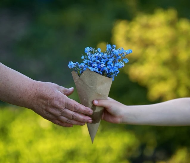 🌼 “Io invece non ti dimenticherò mai.”
(Is 49,15)
Ci sono mani che sanno raccontare una vita.
Mani che hanno lavorato, accarezzato, cresciuto, aspettato.
Mani che ancora oggi sanno stringere le nostre e dirci, senza parole: “Ci sono.”
Oggi celebriamo i nonni e le nonne, custodi di memorie, radici e piccoli grandi gesti d’amore.
Persone preziose, da ascoltare, da cercare, da tenere vicine.
E pensiamo anche alle nostre suore che, nel corso degli anni, sono state un po’ nonne per tanti, donando cura, presenza e affetto a generazioni di persone.
🌼 Come quel piccolo fiore, non ti scordar di me, oggi vogliamo dirlo a loro:
Grazie, nonni.
Grazie, nonne.
La vostra storia vive anche dentro di noi. 💛
#FestaDeiNonni #NonTiScordarDiMe #Nonni #Nonne #Generazioni Memoria Cura IstitutoPalazzolo