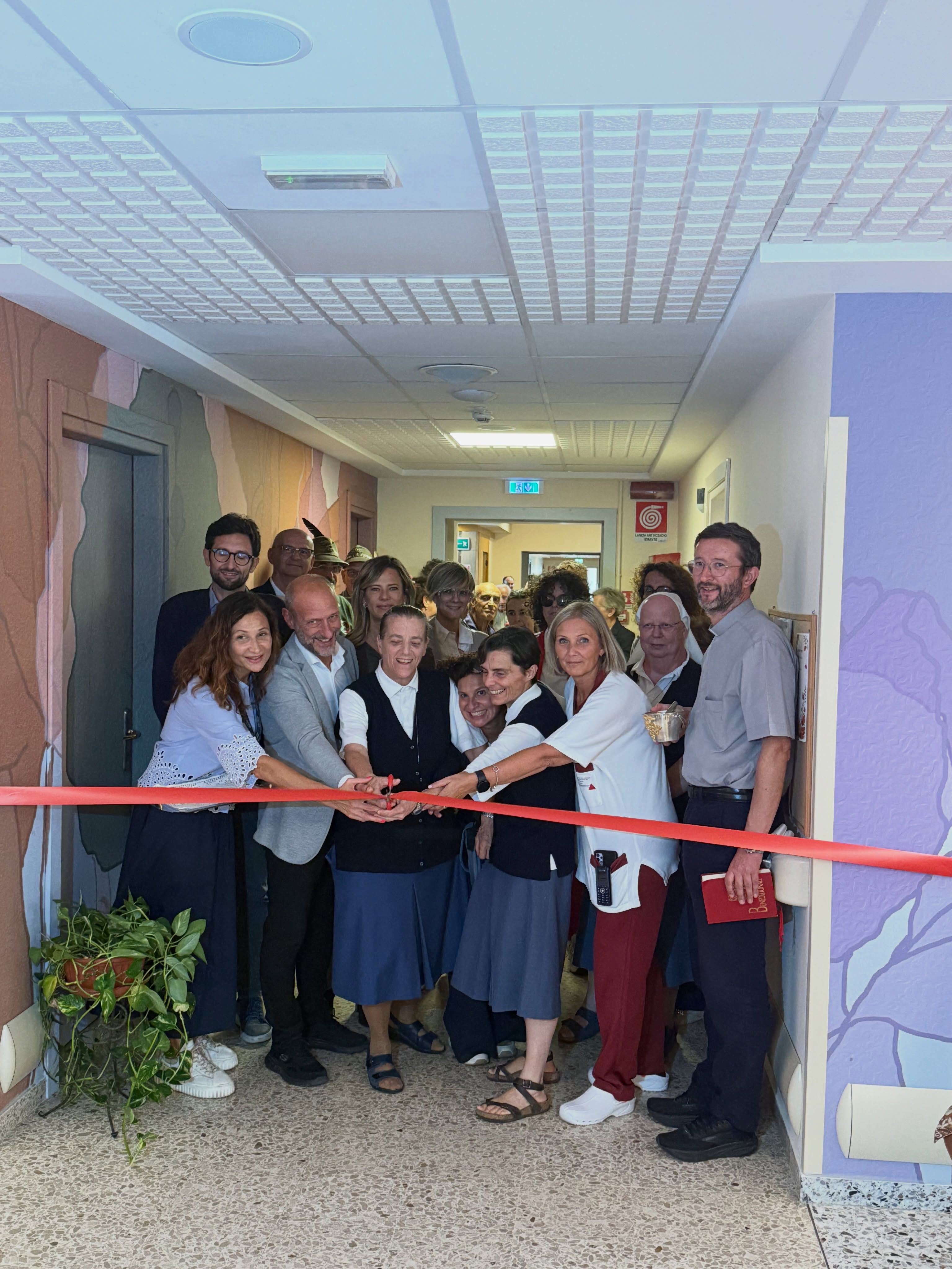 Un pomeriggio speciale, fatto di bellezza, sorrisi, musica e tanta gentilezza! 💙🌿
Oggi abbiamo inaugurato gli Spazi di Gentilezza della RSA dell’Istituto Palazzolo di Torre Boldone: un progetto che va oltre la riqualificazione degli ambienti, perché parla di cura, attenzione e del desiderio di rendere ogni spazio sempre più accogliente, familiare e a misura di persona. 💛
È stata una festa bellissima, resa ancora più speciale da tutte le persone che hanno scelto di esserci, condividendo con noi questo momento di gioia e di comunità.
Grazie a chi ha partecipato, a chi ha lavorato con passione per realizzare questo progetto, a chi ci ha accompagnato con la musica e a tutti coloro che ogni giorno, con piccoli e grandi gesti, trasformano la cura in gentilezza. 🌸
Abbiamo scelto di inaugurare questi spazi proprio il 2 ottobre, Festa dei Nonni, una giornata che ci ricorda il valore delle relazioni, della memoria e dell’affetto tra generazioni. Un’occasione per celebrare tutte le persone anziane che abitano la nostra RSA e il dono prezioso della loro storia.
Perché la gentilezza non è solo un luogo da abitare, ma soprattutto un modo di esserci, di incontrarsi e di prendersi cura. 💙
#SpaziDiGentilezza #IstitutoPalazzolo #FestaDeiNonni #RSA #Cura